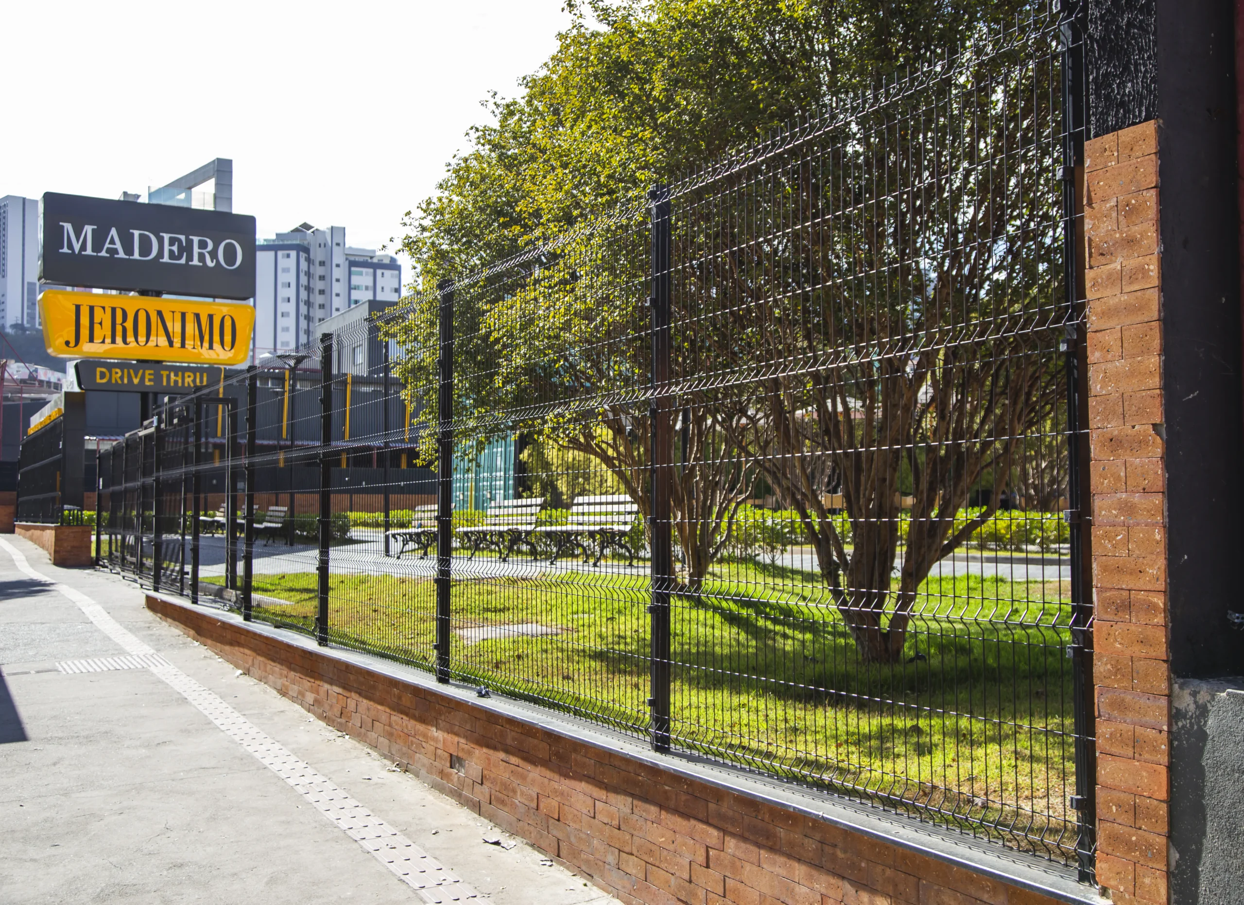 imagem principal obra Projeto <strong>com gradil em pintura eletrostática</strong>